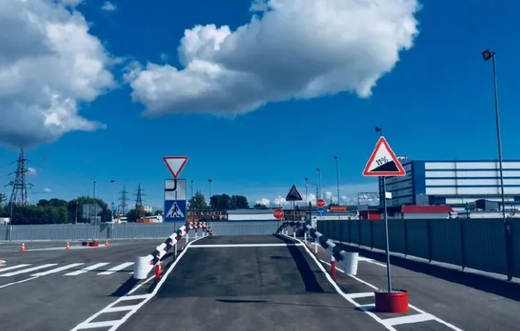 Автодром нашей автошколы: разметка, конусы и дорожные знаки для отработки упражнений